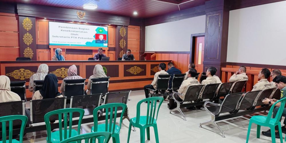 Pembinaan Kesekretariatan oleh Sekretaris PTA Pekanbaru di PA Teluk Kuantan